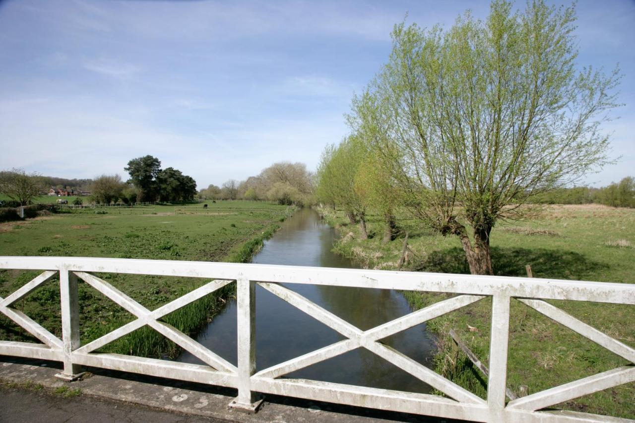 Bridge Farmhouse - Eight Ensuite Bedrooms ซอลส์บรี ภายนอก รูปภาพ
