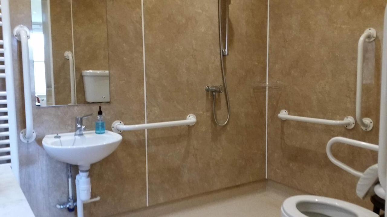 Bridge Farmhouse - Eight Ensuite Bedrooms ซอลส์บรี ภายนอก รูปภาพ
