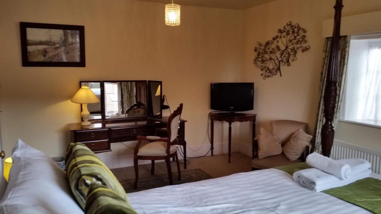 Bridge Farmhouse - Eight Ensuite Bedrooms ซอลส์บรี ภายนอก รูปภาพ