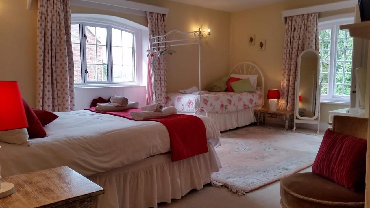 Bridge Farmhouse - Eight Ensuite Bedrooms ซอลส์บรี ภายนอก รูปภาพ